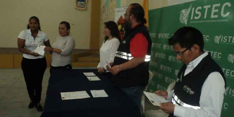 Estudiantes del Istec reciben certificación de Agrocalidad