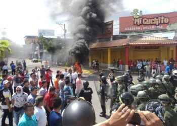 Marchas en Nueva Loja contra el alza de combustibles del 123 por ciento