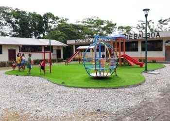 Escuela Vasco Núñez de Balboa recibe obras desde el Municipio de Lago Agrio