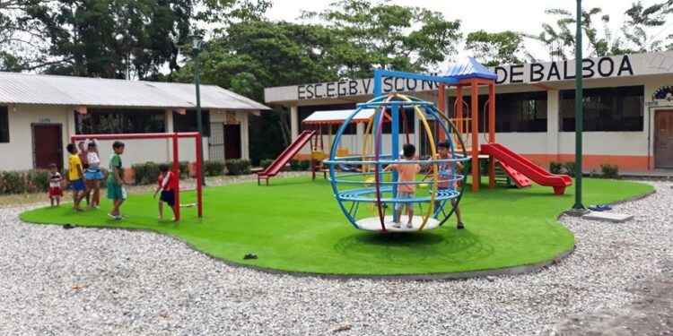 Escuela Vasco Núñez de Balboa recibe obras desde el Municipio de Lago Agrio
