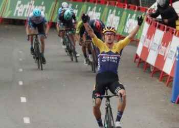 Primoz Roglic ganó el duelo con Richard Carapaz; el esloveno es primer líder de La Vuelta a España
