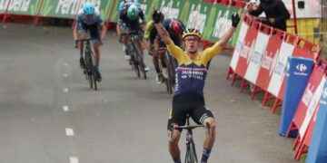 Primoz Roglic ganó el duelo con Richard Carapaz; el esloveno es primer líder de La Vuelta a España