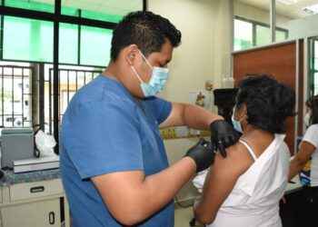 Sucumbíos Solidario previene salud de sus trabajadores, mediante vacunación oportuna