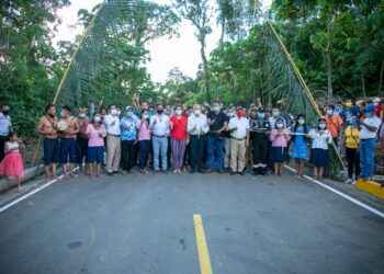 La Prefecta inaugurando la obra de Carachupa Packcha.