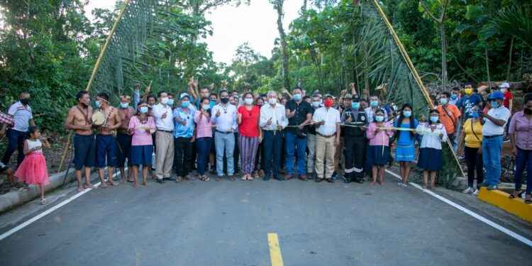 La Prefecta inaugurando la obra de Carachupa Packcha.