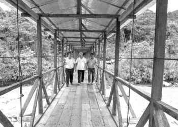 Amado Chávez y más autoridades traspasan uno de los puentes colgantes de reciente construcción.