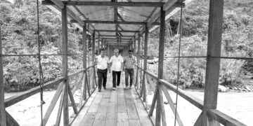 Amado Chávez y más autoridades traspasan uno de los puentes colgantes de reciente construcción.