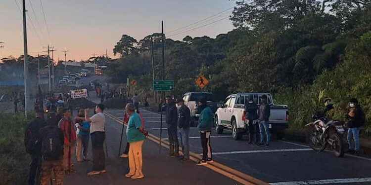 Vía que une Puyo con Macas está cerrada a la altura del kilómetro 27