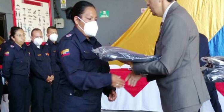 Homenaje a bomberos por cumplir un año más sirviendo a la ciudadanía