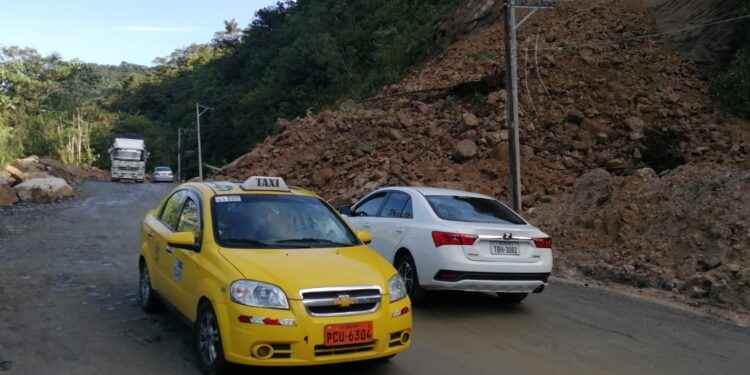 Mientras la maquinaria retira el material de la vía, existe paso vehicular controlado durante el día.