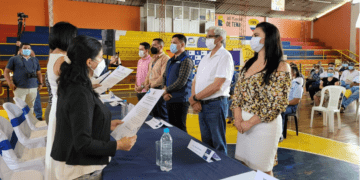 Representantes de las instituciones de Napo reciben el pergamino que reconoce el aporte brindado durante la pandemia del covid-19.