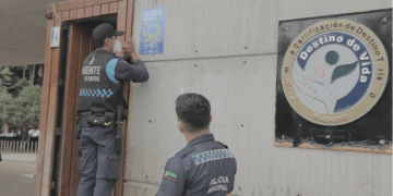 Agentes municipales se encargan de colocar los afiches, donde se informa que está prohíbido consumir licor, eviten las sanciones.