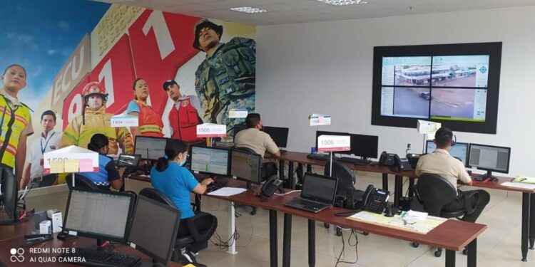 Personal capacitado de varias instituciones operan la consola para atención de emergencias