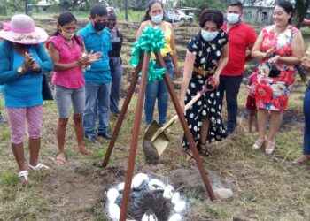 Colocan primera piedra para construir el parque de la familia