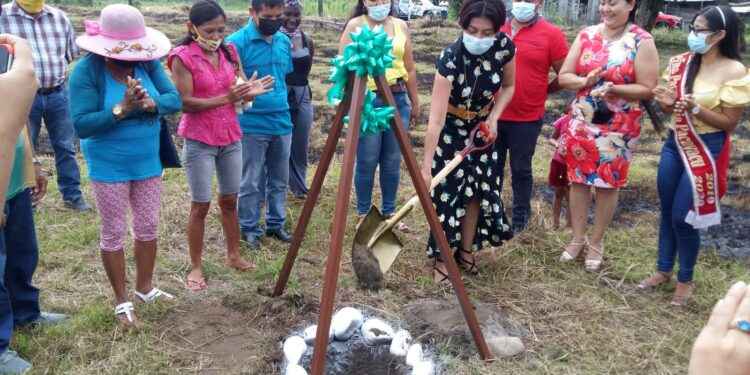 Colocan primera piedra para construir el parque de la familia