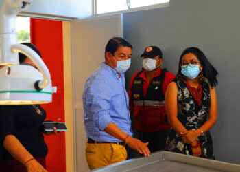 Carlos Guevara, alcalde de Tena y Rita Tunay, prefecta de Napo; recorrieron las instalaciones de la sala de ´tanatopraxia´.