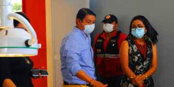 Carlos Guevara, alcalde de Tena y Rita Tunay, prefecta de Napo; recorrieron las instalaciones de la sala de ´tanatopraxia´.