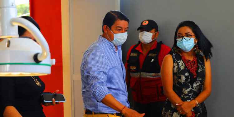 Carlos Guevara, alcalde de Tena y Rita Tunay, prefecta de Napo; recorrieron las instalaciones de la sala de ´tanatopraxia´.