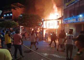 Durante dos horas que duró el incendio, las llamas consumieron más de 10 locales comerciales.