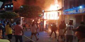 Durante dos horas que duró el incendio, las llamas consumieron más de 10 locales comerciales.