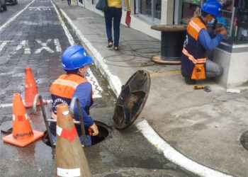 Técnicos de CNT realizan trabajos de conexión con fibra óptica en Tena