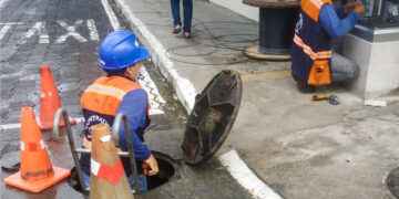 Técnicos de CNT realizan trabajos de conexión con fibra óptica en Tena