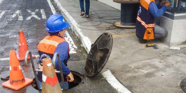 Técnicos de CNT realizan trabajos de conexión con fibra óptica en Tena