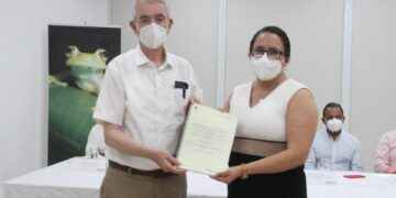 Alejandro Rivadeneira, entregó a María Victoria Reyes, la documentación que contiene los estudios de nuevas carreras para IKIAM.