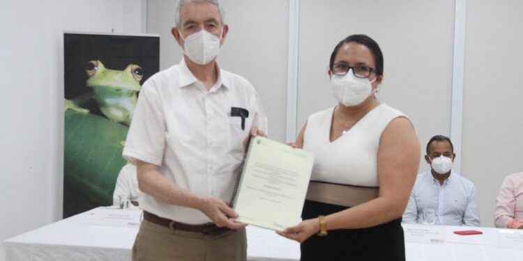 Alejandro Rivadeneira, entregó a María Victoria Reyes, la documentación que contiene los estudios de nuevas carreras para IKIAM.