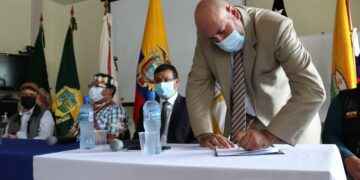 Francisco Nájera, rector del Instituto Superior Carlos Cisneros, plasma su firma en el convenio