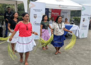 Mujeres de la Nacionalidad ´Siecopai´, deleitaron a los presentes con un baile tradicional.