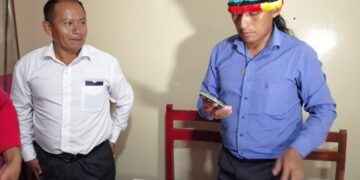 Con la corona) Severino Sharupi, presidente de Fenashp, cumple lo dispuesto pr la Conaie, plegar a la movilización nacional.