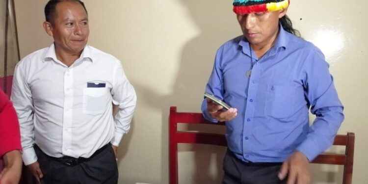 Con la corona) Severino Sharupi, presidente de Fenashp, cumple lo dispuesto pr la Conaie, plegar a la movilización nacional.