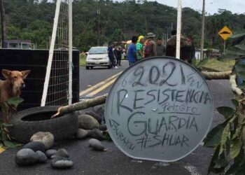 La vía Puyo Macas totalmente cerrada al paso vehicular.