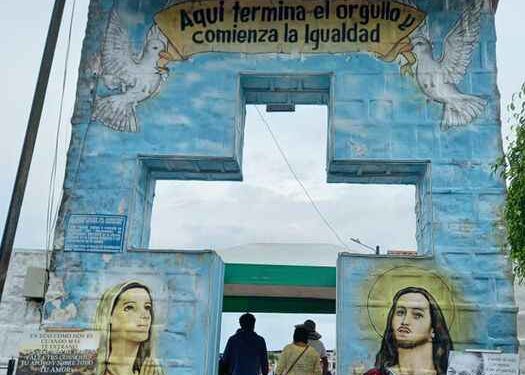 Familiares asistieron al cementerio de Puyo para visitar a quienes murieron