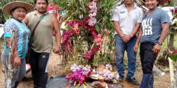 Habitantes Kichuas de Sarayaku, junto a la tumba del familiar, rezan, depositan alimentos y flores.