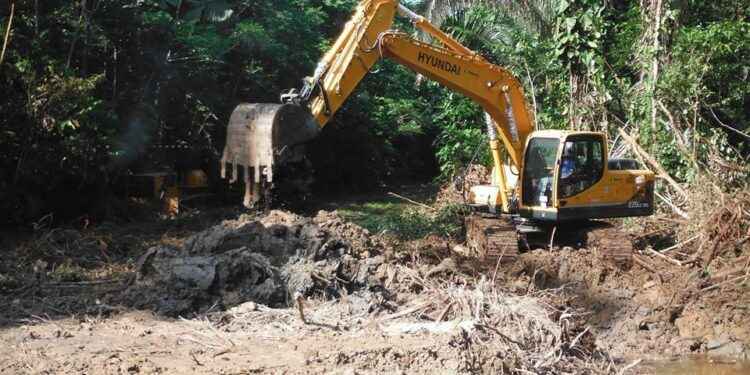 Colocan alcantarillas y limpian drenajes en comunidades