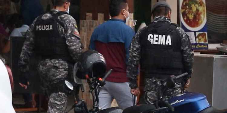 Cuatro policías en servicio activo detenidos por supuesta tenencia de droga