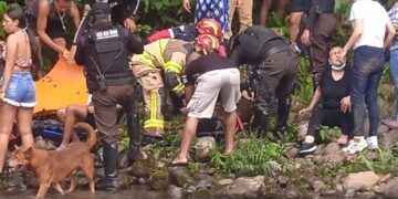 Ocho heridos por colapso de puente en paseo turístico