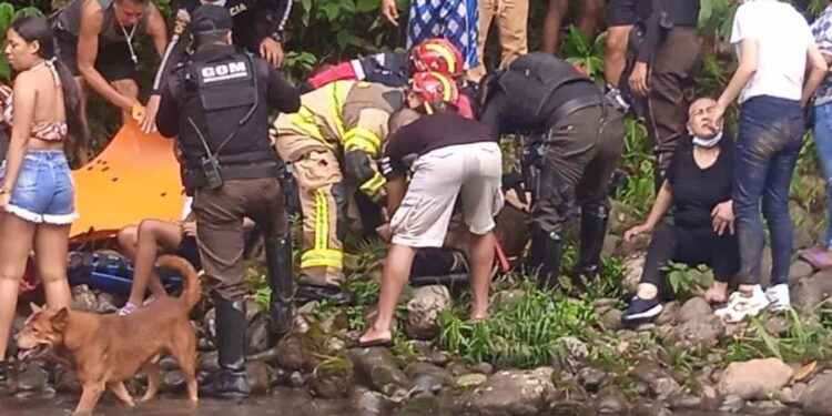 Ocho heridos por colapso de puente en paseo turístico