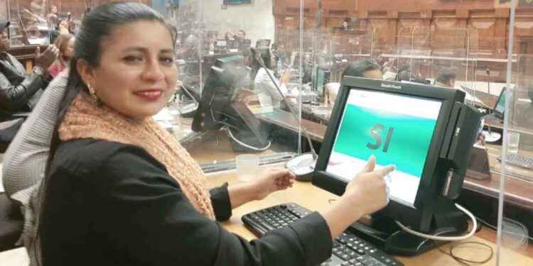 Asambleísta Rosa Cerda pierde derechos en Pachacutik por 180 días