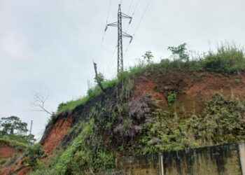 Torre de electricidad podría desplomarse