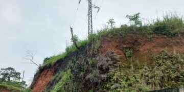 Torre de electricidad podría desplomarse