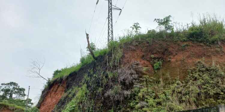 Torre de electricidad podría desplomarse