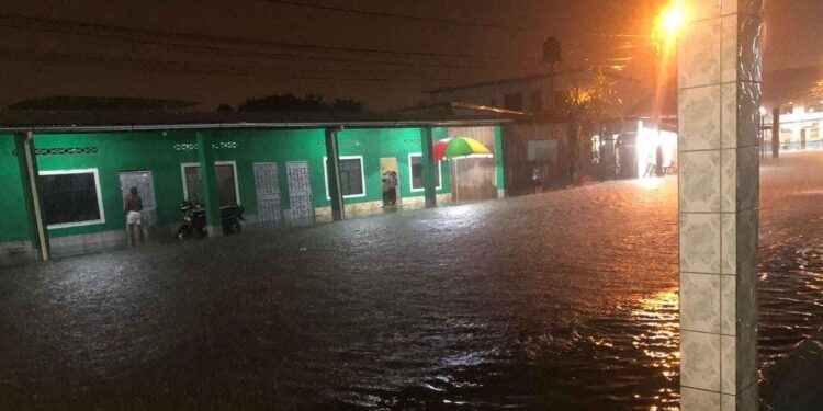 Torrencial aguacero causó inundación de viviendas y daños materiales