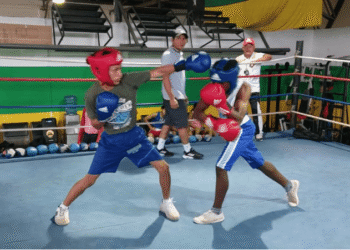 FOTO: Boxeadores jóvenes se esfuerzan por integrar la selección provincial