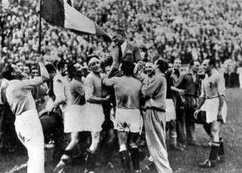 La selección de Italia en la cancha y el público en las gradas celebraron el título mundial.