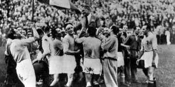 La selección de Italia en la cancha y el público en las gradas celebraron el título mundial.
