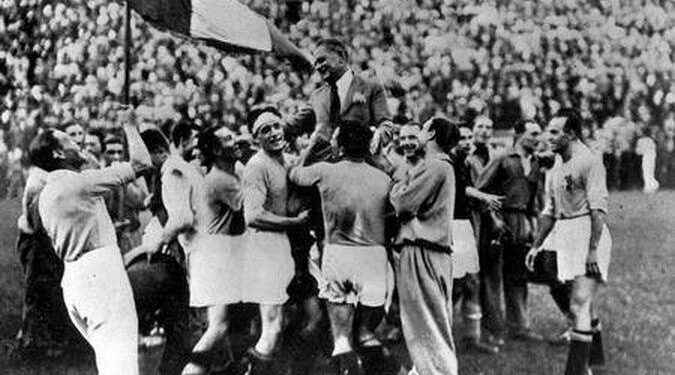 La selección de Italia en la cancha y el público en las gradas celebraron el título mundial.