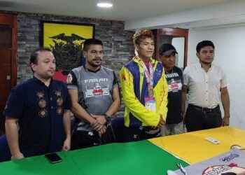 El boxeador Mario Garcés, fue recibido en Puyo por su padre, entrenador y dirigentes deportivos.